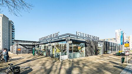 Winkelcentrum Sterrenhof in de wijk Sterrenkwartier in Spijkenisse, foto van buitenaf