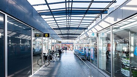Overdekte passage met licht doorlatend dak in winkelcentrum Sterrenhof in de wijk Sterrenkwartier in Spijkenisse.