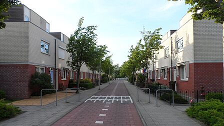 Woningen aan een fietspad in de wijk Groenewoud in Spijkenisse