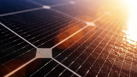 Zonnepanelen met weerkaatsing zonlicht.