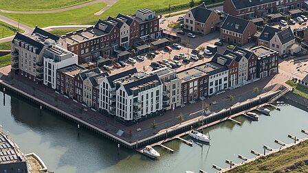 Nieuwbouw in de stijl van een havenstad. Foto vanuit de lucht van nieuwbouwwijk De Haven Spijkenisse.