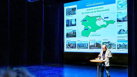 Wethouder Jan Willem Mijnans presenteert het nieuwbouwaanbod in Nissewaard.