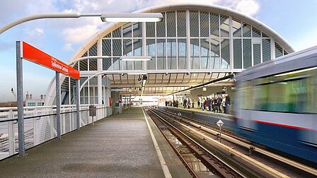 Een metro vertrekt van metrostation Spijkenisse Centrum, naast de Gildenwijk.