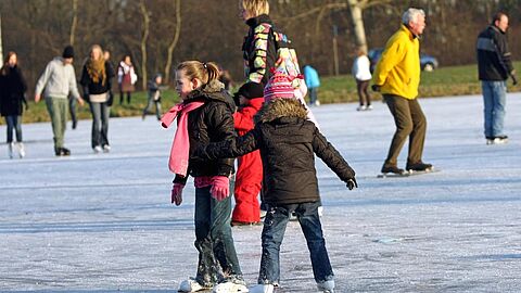 Schaatsers op de natuurijsbaan in Park Vogelenzang in Spijkenisse.