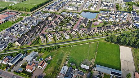 Nieuwbouwbuurt Juliuskreek in Zuidland, met een dorpse uitstraling. Impressie vanuit de lucht.