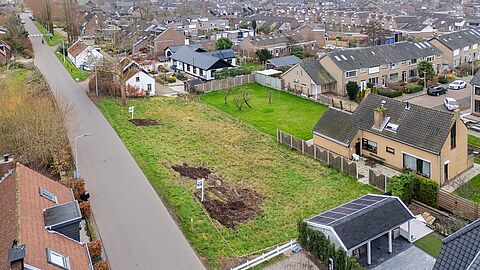Foto vanuit de lucht van de zelfbouwkavel aan de Molendijk in Zuidland.