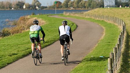 Wielrenners op het fietspad langs het Spui bij Zuidland.