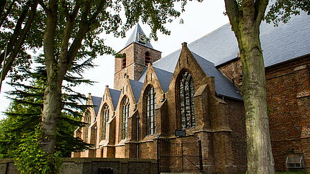 De kerk van Abbenbroek, met kapellen tegen de zijgevel.