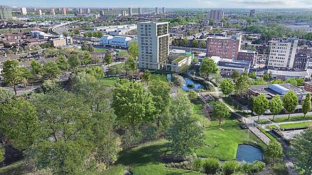 Nieuwbouwproject De Loper: stadswoningen en appartementen bij het Centrumpark in Spijkenisse. Impressie vanuit de lucht, met veel groen van het park in beeld.