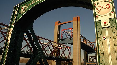 De Spijkenisserbrug, gezien door het portaal van de oude brug.