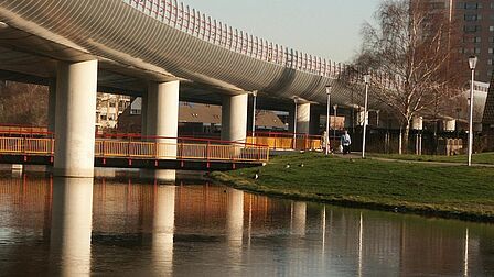 Metrospoor op palen in het water, in de wijk De Akkers in Spijkenisse.