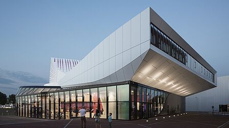 Theater de Stoep in het centrum van Spijkenisse, bekend om zijn moderne architectuur.