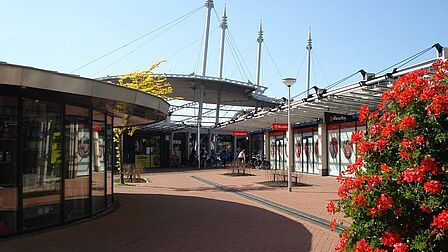 Maaswijk, winkelcentrum met moderne architectuur.