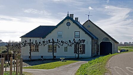 Oude boerderij in de wijk Schenkel in Spijkenisse, uit de tijd dat de wijk er nog niet was.