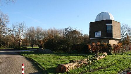 Gebouw met witte koepel van de Sterrenwacht in de wijk Waterland in Spijkenisse.