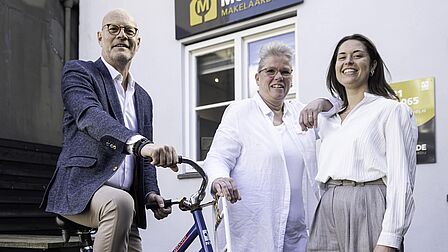 Het team van Mudde Makelaardij (3 personen) voor het eigen kantoorpand.