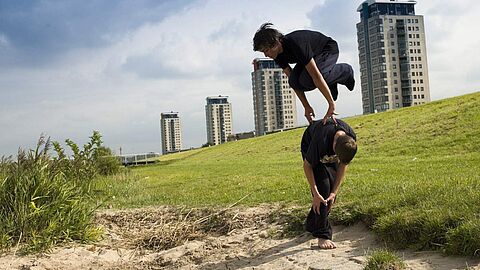 Woontorens aan de Maasboulevard in de wijk Schenkel in Spijkenisse. Met kinderen die haasje over doen.