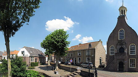 Het oude stadhuis van Geervliet, met klokgevel en torentje.