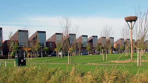 Maaswijk, woningen met moderne architectuur aan een park in Spijkenisse.