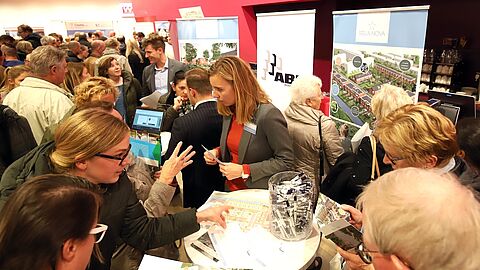 Drukte op een Woonmarkt Nissewaard.
