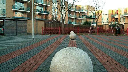 Plein bij appartementen in de Gildenwijk in Spijkenisse.