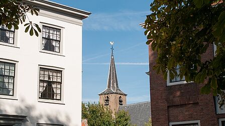 Blik op het Ambachtsherenhuis en de kerk in Heenvliet.