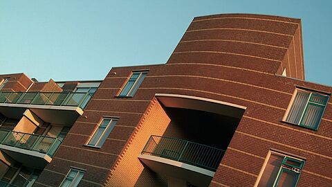 Appartementen met balkonnetjes in de Gildenwijk in Spijkenisse.