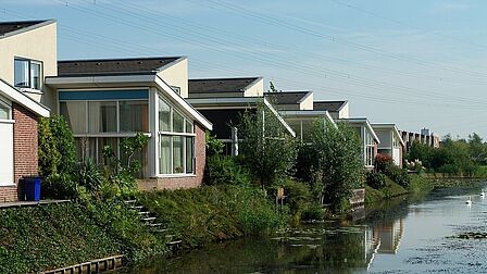 Maaswijk, woningen met moderne architectuur aan het water in Spijkenisse