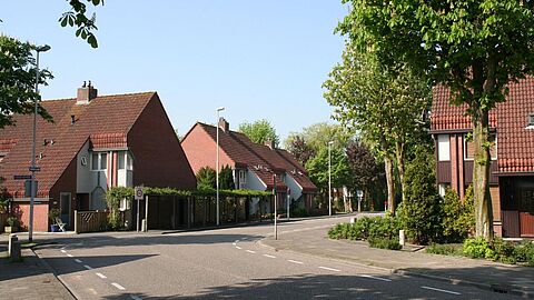 Straatbeeld in de wijk De Hoek, met gezinswoningen met rode daken.