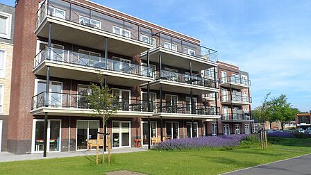 Appartementen met ruime balkons en gras voor de deur in de wijk Groenewoud in Spijkenisse.
