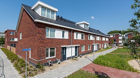 Rijwoningen uit de eerste fase van Stella Nova in Spijkenisse. Met warme kleuren en puntdaken.