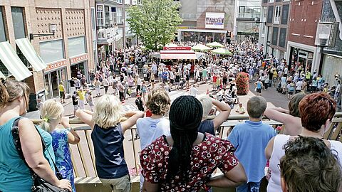 Drukte bij evenement in het centrum van Spijkenisse (Uitplein).